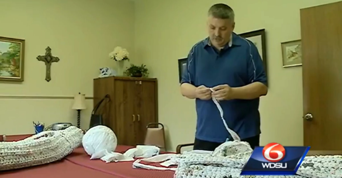 Fabrica Mantas Hechas De Bolsas De Plásticos Para Los Desamparados, Una