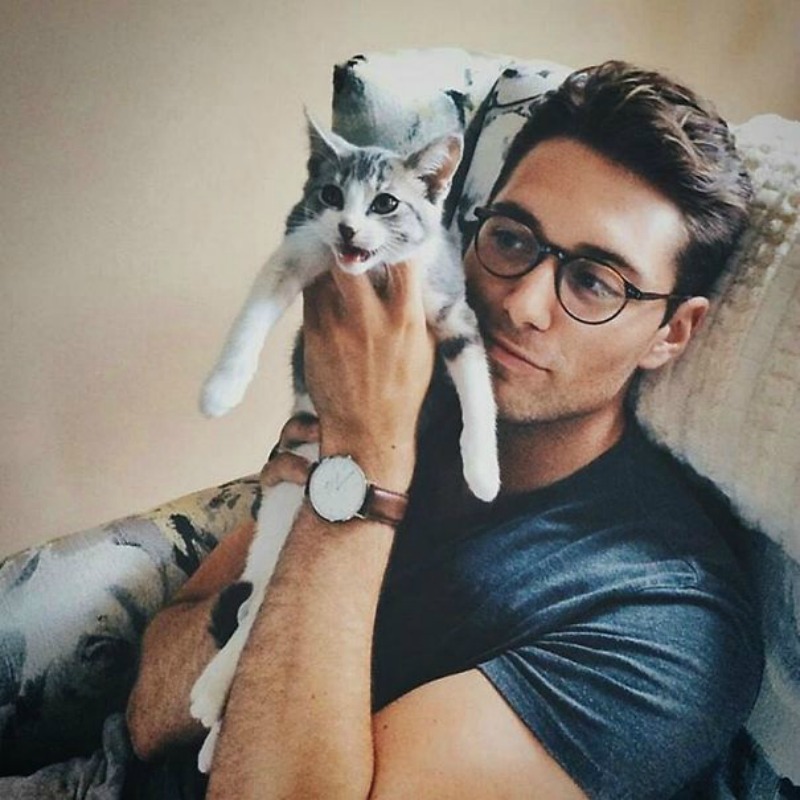 Chicos y sus gatos foto 3