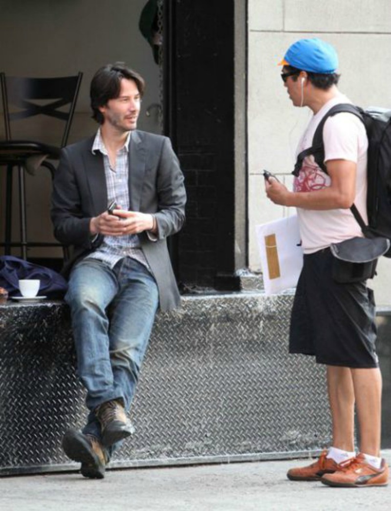September 2, 2010: Keanu Reeves hangs out with the help on a loading dock in downtown New York City. Credit: INFphoto.com Ref: infusny-167/170|sp|