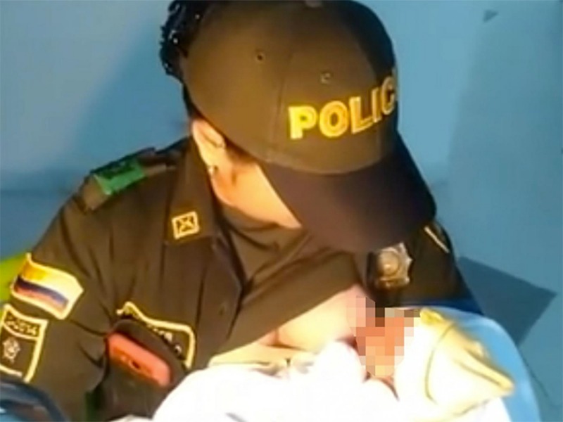 Policia amamanta a bebe foto 1