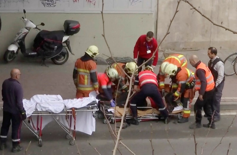 J¿sàOÒÙù×mþÚ Q§ù¡ýk?óãÒSÿÙIn this image made from video, emergency rescue workers stretcher an unidentified person at the site of an explosion at a metro station in Brussels, Belgium, Ma