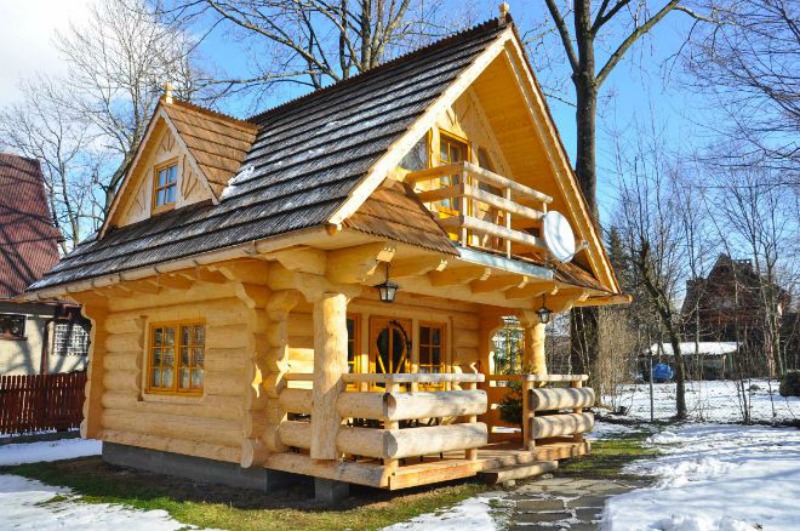 Pequeña cabaña de madera es tan hermosa y acogedora que parece de ...