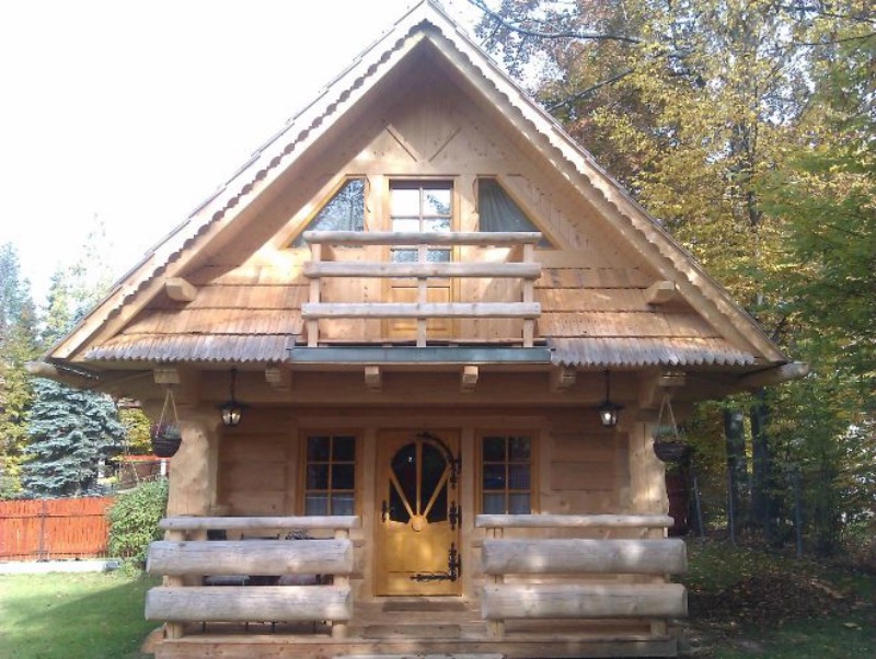Pequeña cabaña de madera es tan hermosa y acogedora que parece de ...