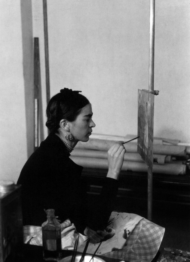 6ýÉ-OEÍlÇßôý]â#èñô6n÷z=dSÿÙFrida Kahlo (1907-1954) mexican painter, here painting a Self-portrait on the border line between Mexico and United States in Detroit Institute of A