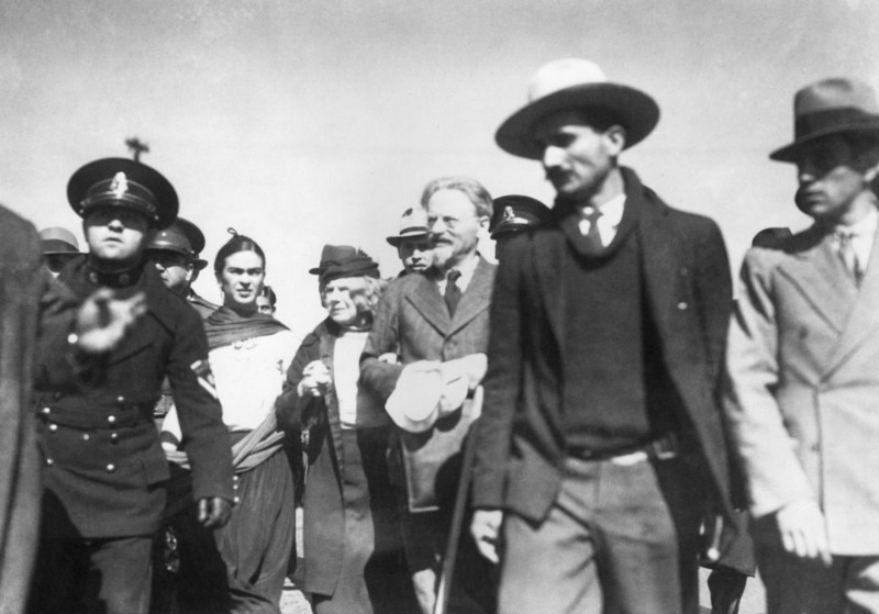 ×IõÔûYô¾Û;µû'§èGü?Ú}æ//I%?ÿÙFrida Kahlo, Natalia Sedowa and Leon Trotski after arrival in Tampico Mexico, January