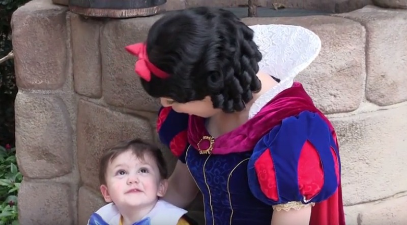 Nino con autismo y blancanieves 1