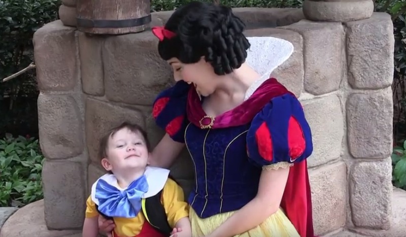 Nino con autismo y blancanieves 4