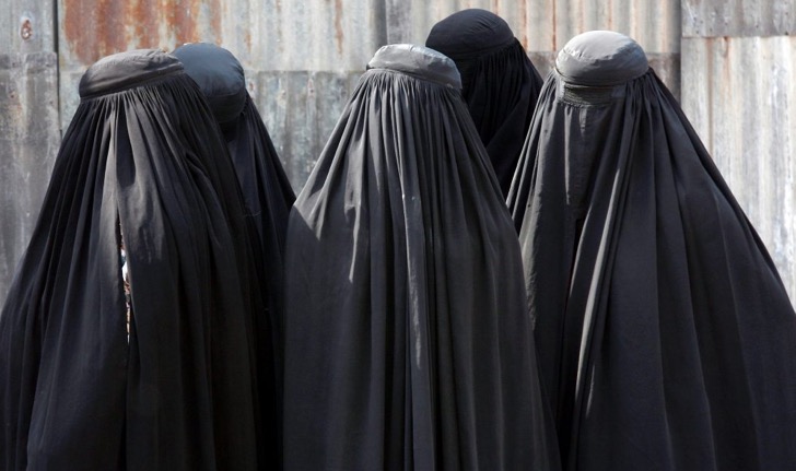 isis-prohibe-burkas-1