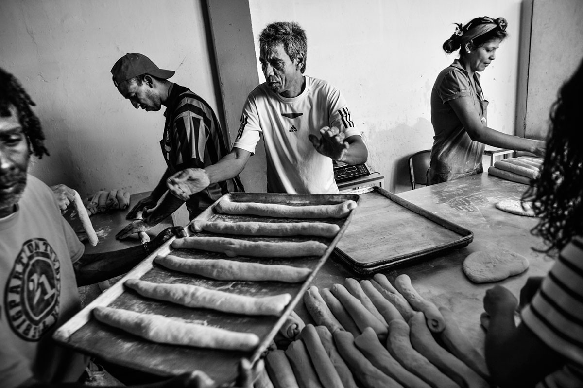 Panadería subsidiada por el Gobierno ofrece comida gratuita a centenares de personas todos los días.