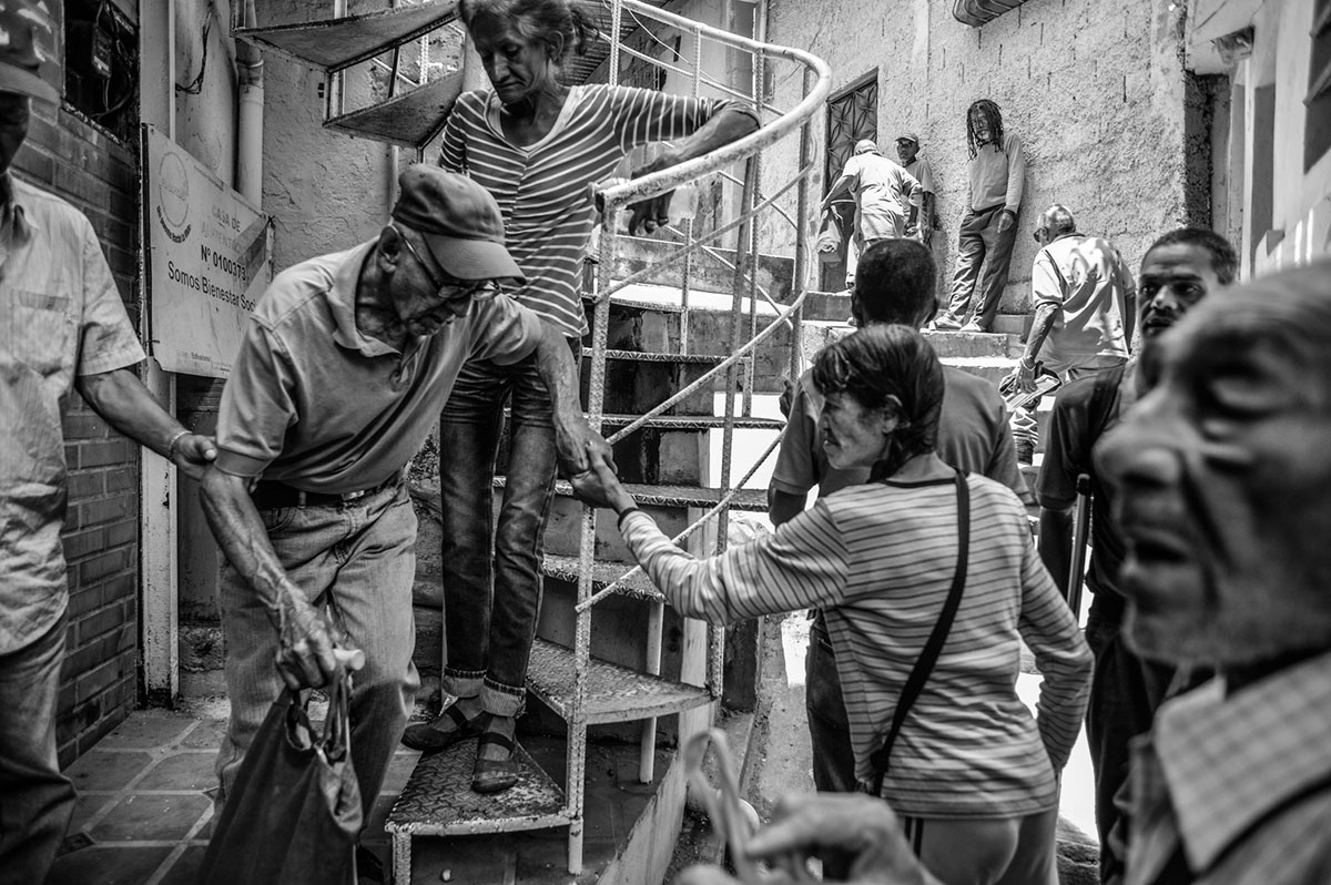 En el barrio Saria, gente esperando para recibir el almuerzo gratuito que ofrece el Gobierno.