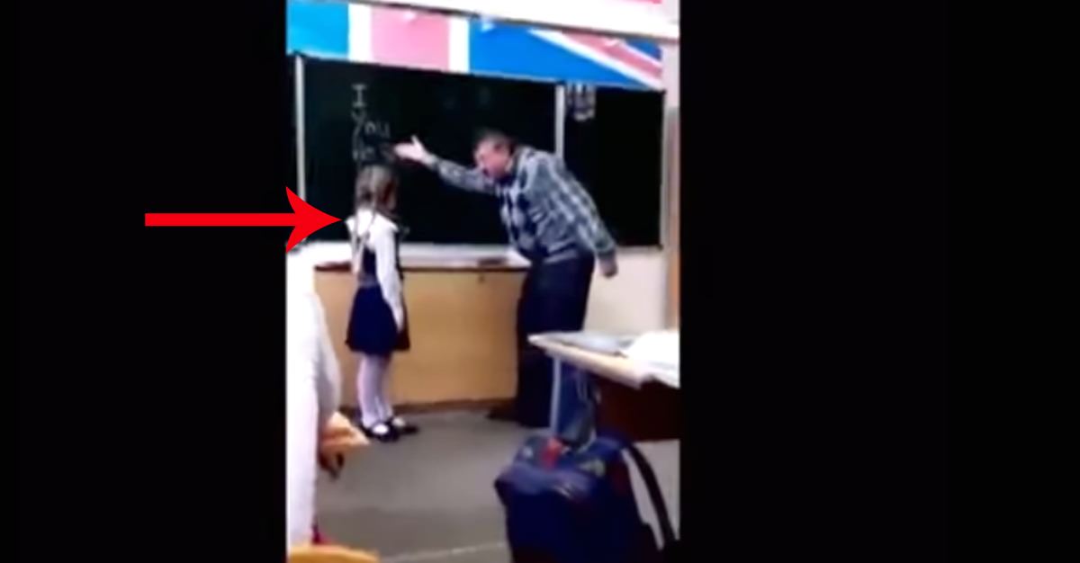 Мальчики шлепают девочек. Учитель наказывает. Учитель наказывает девочек. Шлепаю девушку в школе. Учитель наказывает ученика.