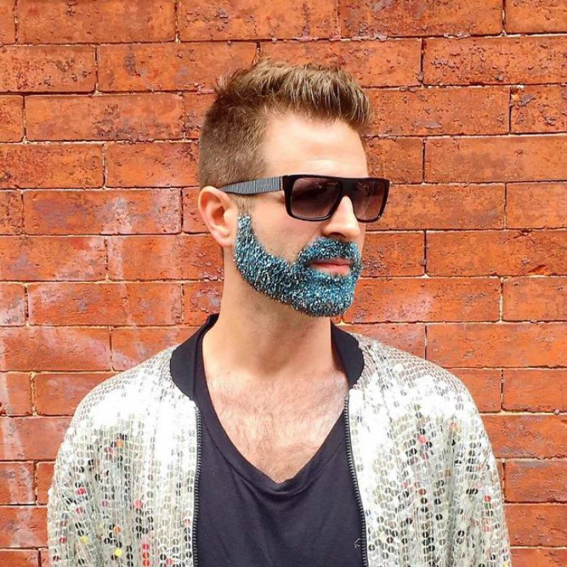 Hombres Están Cubriendo Sus Barbas Con Coloridos Brillos Marcando Una