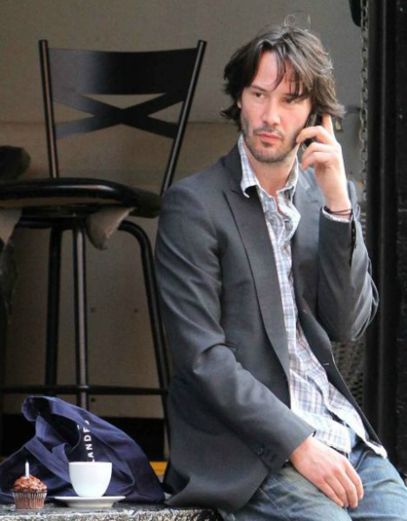 September 2, 2010: Keanu Reeves hangs out with the help on a loading dock in downtown New York City.Credit: INFphoto.com Ref: infusny-167/170|sp|