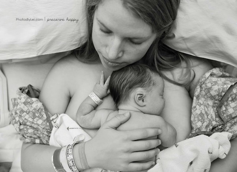 This baby gives the peace symbol just moments after birth.