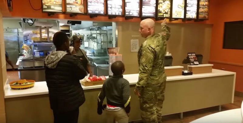 Soldado regala comida a ninos Foto 1