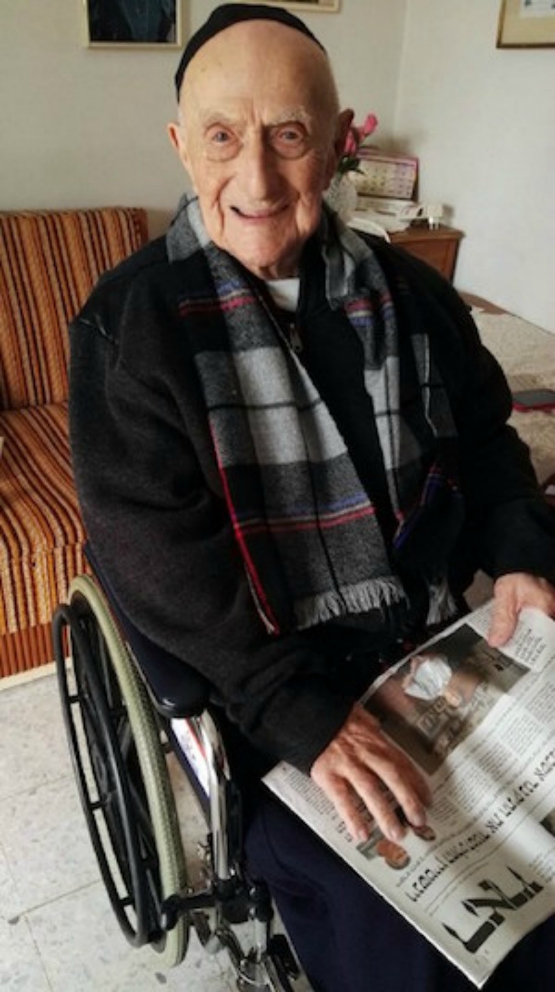 A picture taken on January 21, 2016, shows Yisrael Kristal sitting in his home in the Israeli city of Haifa. Yisrael, an Israeli Holocaust survivor, may be the world's oldest man at 112, Guinness World Records said, providing he can find the documents to prove it. His family say he was born in Poland on September 15, 1903, three months before the Wright brothers took the first aeroplane flight. / AFP / SHULA KOPERSHTOUK