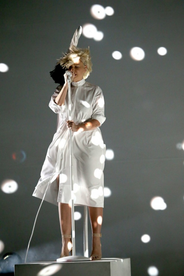 Viento Deja Expuesto El Rostro De Sia En Un Concierto | Tronya