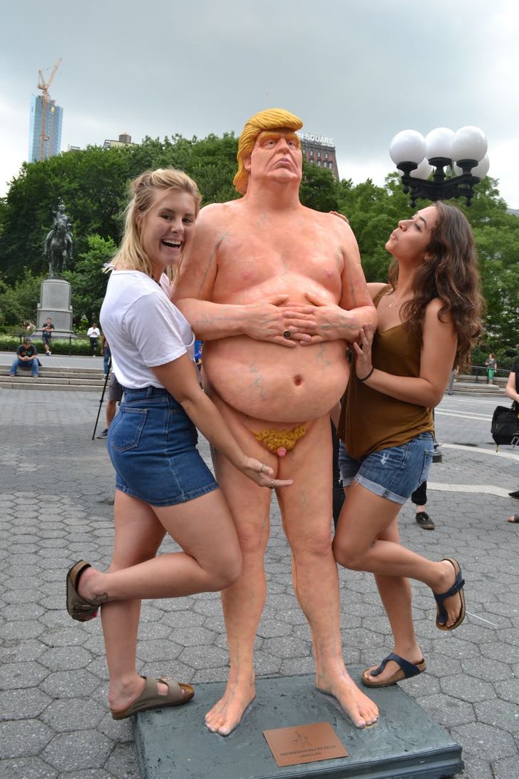 estatua donald trump 3