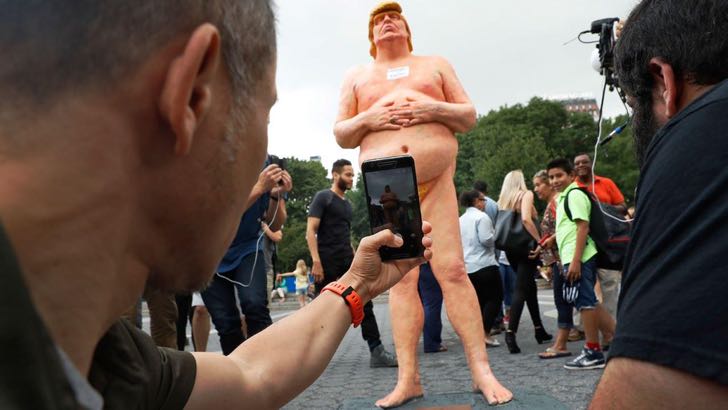 estatua donald trump 4