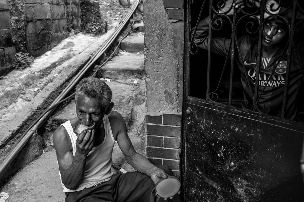 Hombre comiendo mango en Petare, el barrio más pobre de Caracas.